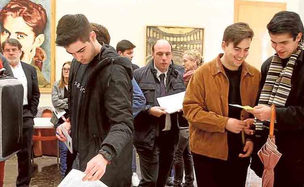 Un grupo de alumnos, votando en La Merced. 