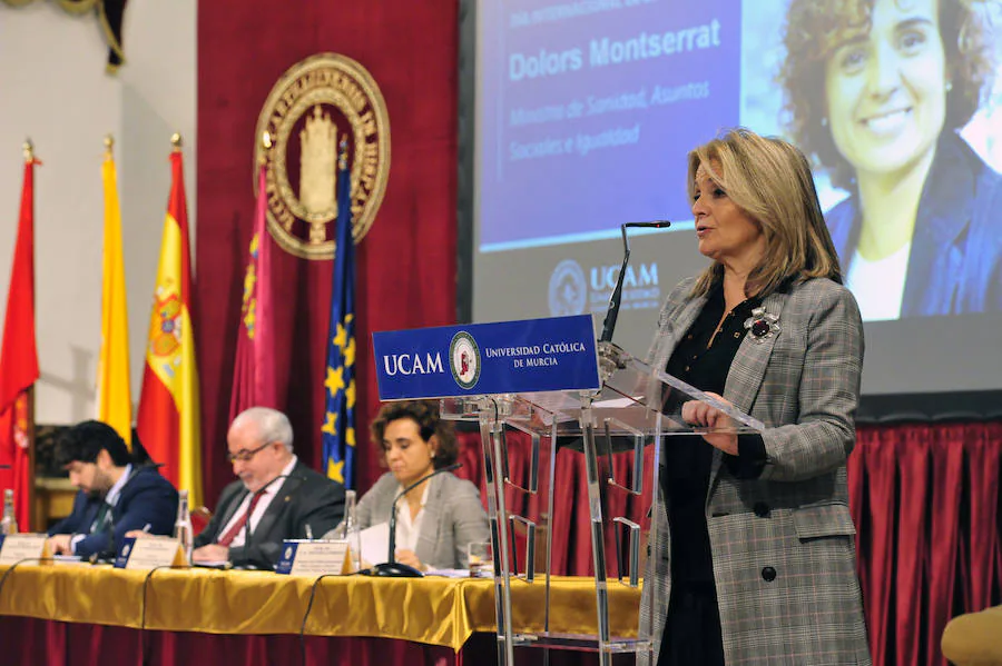 La ministra Sanidad, Servicios Sociales e igualdad sitúa, en un acto de la UCAM, al empleo como «la mejor herramienta» para lograr la equiparación