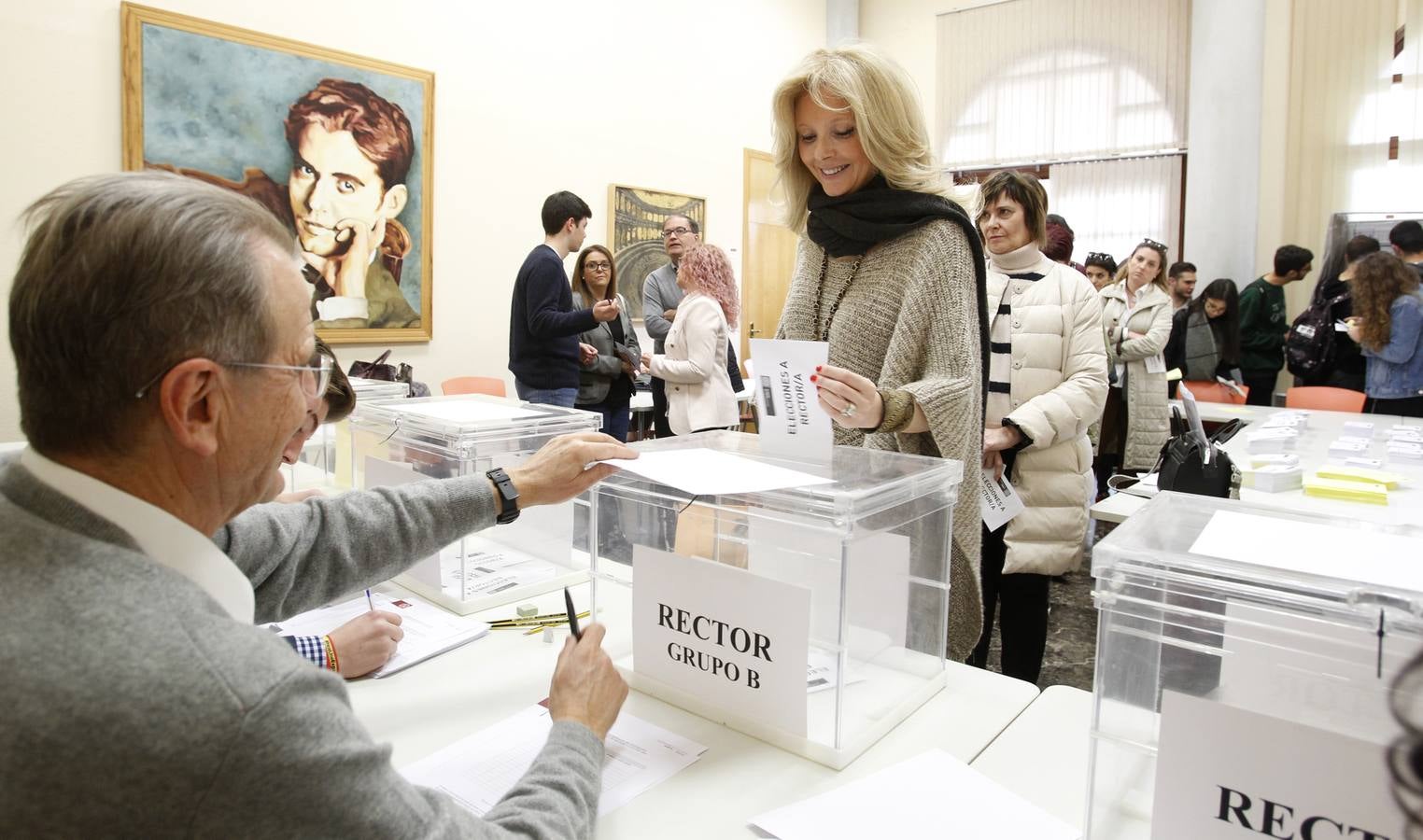 El catedrático de la Facultad de Ciencias del Trabajo y presidente del Consejo Económico y Social (CES), José Luján, se impuso con autoridad en la elecciones al Rectorado de la Univerdidad de Murcia, donde logró el 34,56% de los apoyos.