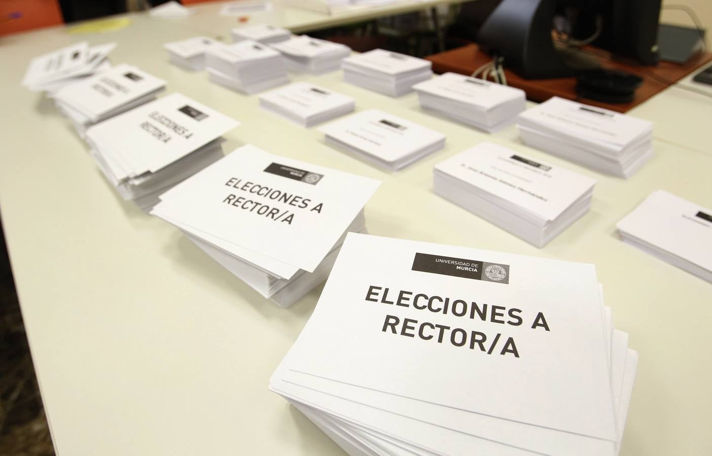 El catedrático de la Facultad de Ciencias del Trabajo y presidente del Consejo Económico y Social (CES), José Luján, se impuso con autoridad en la elecciones al Rectorado de la Univerdidad de Murcia, donde logró el 34,56% de los apoyos.