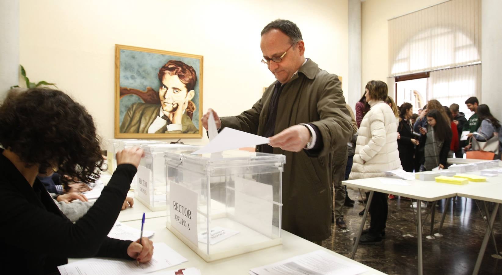 El catedrático de la Facultad de Ciencias del Trabajo y presidente del Consejo Económico y Social (CES), José Luján, se impuso con autoridad en la elecciones al Rectorado de la Univerdidad de Murcia, donde logró el 34,56% de los apoyos.