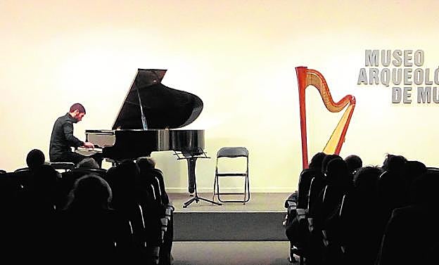 Un alumno del Conservatorio de Música, en un concierto ofrecido en una edición anterior del ciclo.