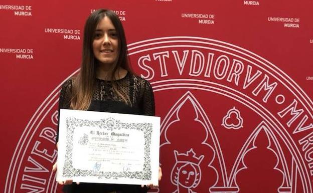 María Arnaldos posa junto a su título de Premio Extraordinario de Grado. 