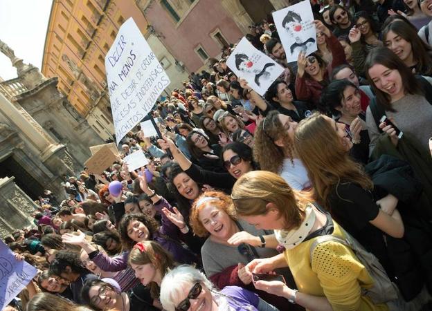 Multitudinaria protesta feminista en la plaza Belluga de Murcia.