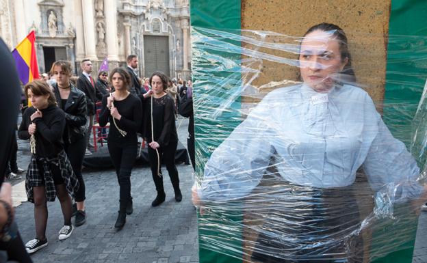 'Performance' de las alumnas de la Escuela de Arte Dramático, ayer, en la Plaza Belluga de la capital. 