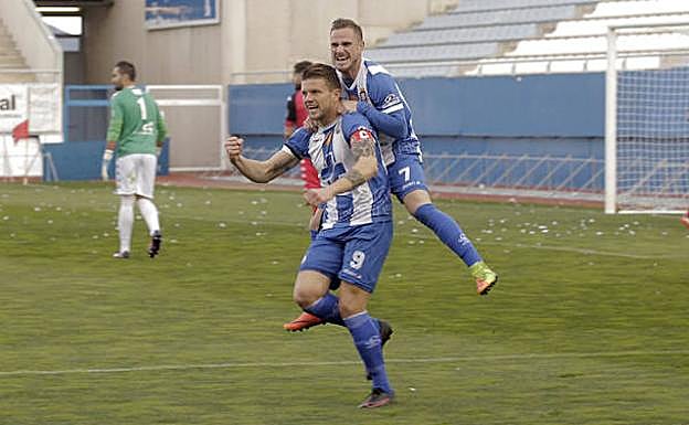 Carrasco celebra con Chirri uno de los goles del delantero murciano.