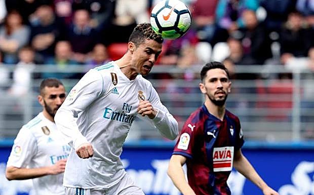 Cristiano Ronaldo cabecea para lograr el gol del triunfo en Ipurua.