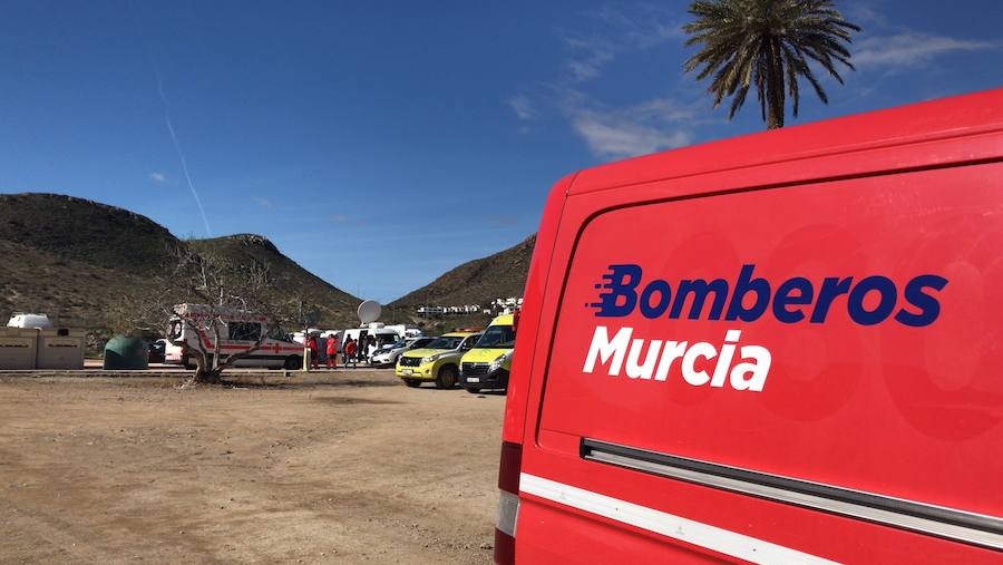 Efectivos voluntarios del cuerpo de bomberos de Murcia se han desplazado hasta la provincia de Almería para tratar de encontrar al pequeño