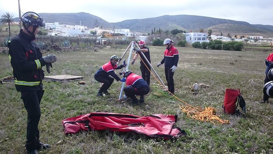 Efectivos voluntarios del cuerpo de bomberos de Murcia se han desplazado hasta la provincia de Almería para tratar de encontrar al pequeño