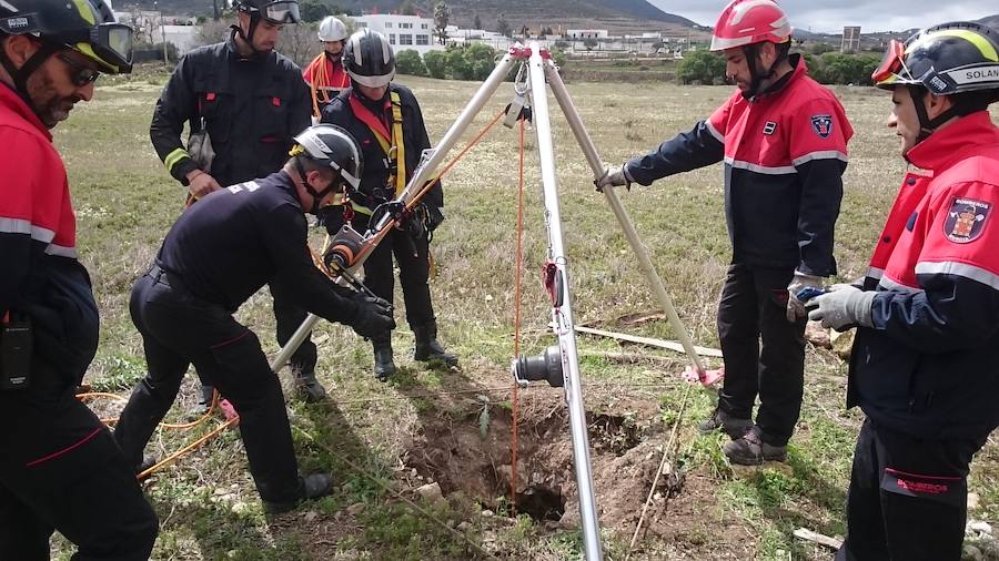 Efectivos voluntarios del cuerpo de bomberos de Murcia se han desplazado hasta la provincia de Almería para tratar de encontrar al pequeño