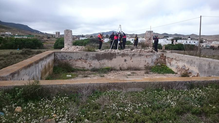 Efectivos voluntarios del cuerpo de bomberos de Murcia se han desplazado hasta la provincia de Almería para tratar de encontrar al pequeño