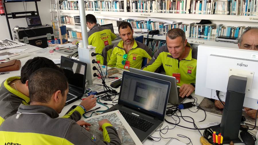 Efectivos voluntarios del cuerpo de bomberos de Murcia se han desplazado hasta la provincia de Almería para tratar de encontrar al pequeño