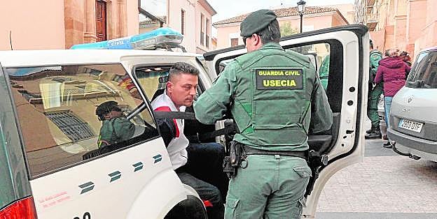 Domingo G.C., presunto implicado en la reyerta que acabó con la muerte del lorquino Carlos Daniel, llegando al juzgado.