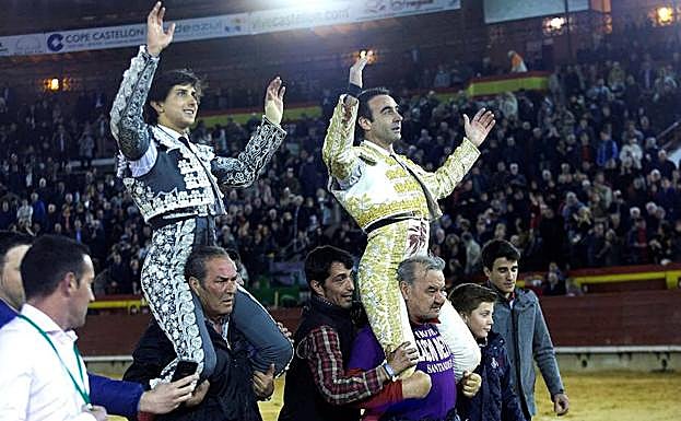 Roca Rey y Enrique Ponce salen a hombros de la plaza de toros de Castellón.