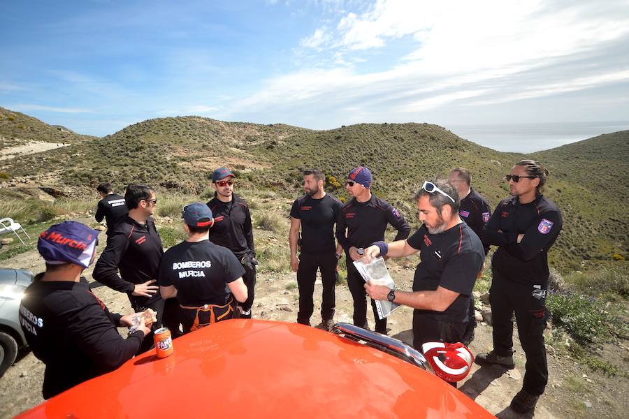 Un total de 169 efectivos de Bomberos, Policía Local, Protección Civil, Servicios de Emergencias y Policía Nacional de la Región acuden a Níjar, desde el pasado día 2, para trabajar voluntariamente en la búsqueda del niño desaparecido. ‘La Verdad’ les acompañó en el rastreo