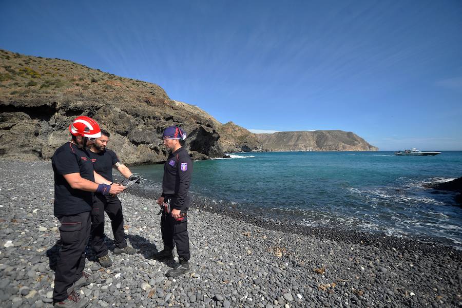 Un total de 169 efectivos de Bomberos, Policía Local, Protección Civil, Servicios de Emergencias y Policía Nacional de la Región acuden a Níjar, desde el pasado día 2, para trabajar voluntariamente en la búsqueda del niño desaparecido. ‘La Verdad’ les acompañó en el rastreo