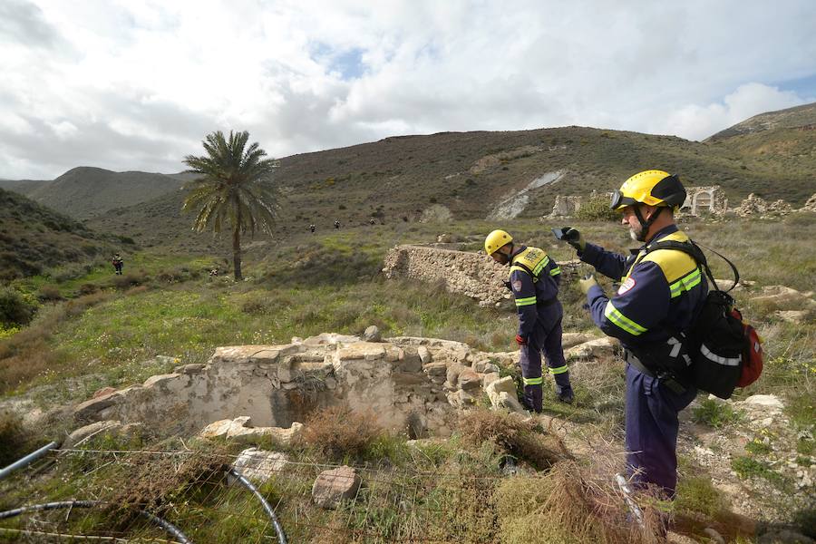 Un total de 169 efectivos de Bomberos, Policía Local, Protección Civil, Servicios de Emergencias y Policía Nacional de la Región acuden a Níjar, desde el pasado día 2, para trabajar voluntariamente en la búsqueda del niño desaparecido. ‘La Verdad’ les acompañó en el rastreo