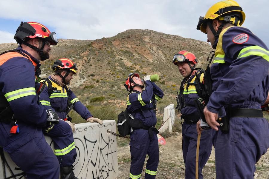 Un total de 169 efectivos de Bomberos, Policía Local, Protección Civil, Servicios de Emergencias y Policía Nacional de la Región acuden a Níjar, desde el pasado día 2, para trabajar voluntariamente en la búsqueda del niño desaparecido. ‘La Verdad’ les acompañó en el rastreo