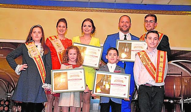 Los Vendimiadores infantiles y mayores, tras la elección.