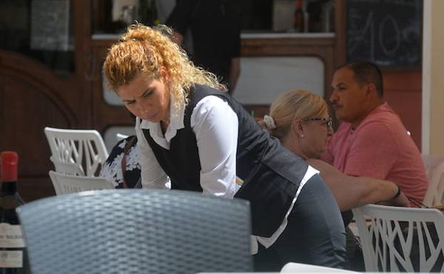 Una camarera sirve en una terraza de Cartagena. 