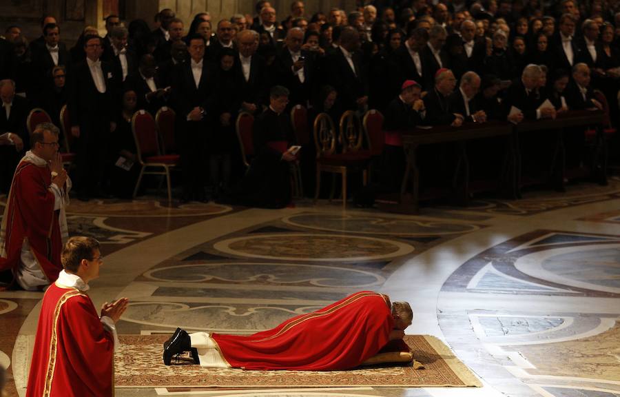 El papa Francisco reza tumbado en el suelo durante el oficio de la Pasión del Señor, el Viernes Santo, en la Basílica de San Pedro.