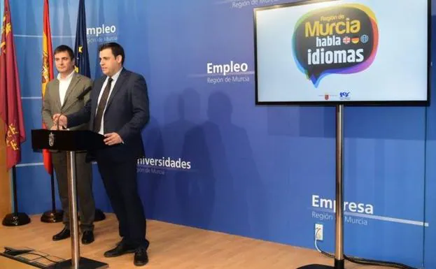 El director general del SEF, Alejandro Zamora, presenta el plan 'Región de Murcia Habla Idiomas'.