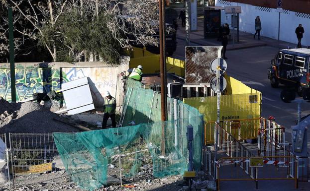 Los operarios comienzan a construir la pasarela en el paso a nivel de Santiago el Mayor.