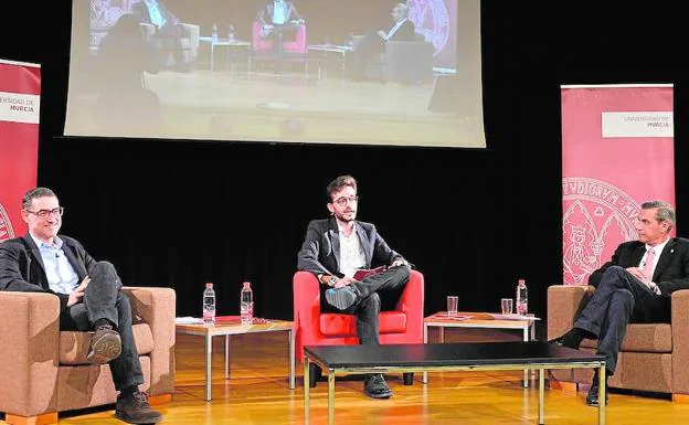 José Luján, el moderador, Domingo Antonio Sánchez, y Pedro Lozano, durante el debate.