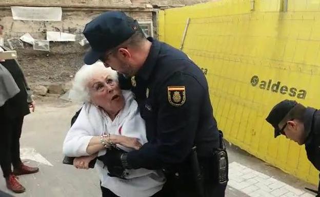 Uno de los agentes, durente el desalojo de Ana.