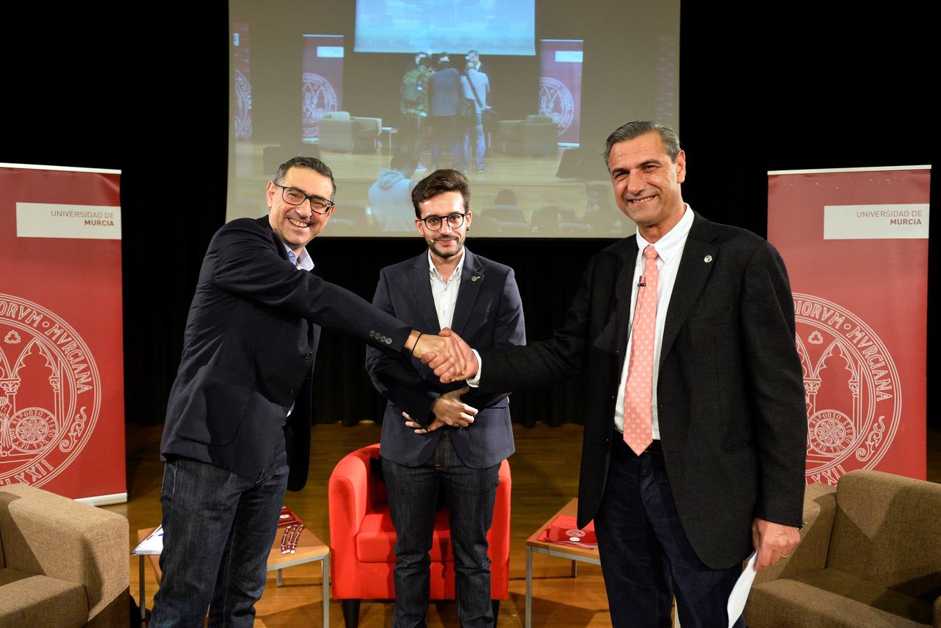 Los dos candidatos a rector de la Universidad de Murcia (UMU) Pedro Lozano y José Luján participaron en un debate con estudiantes en la Facultad de Educación.