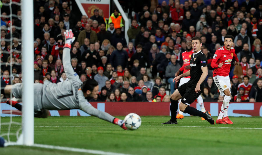 El Sevilla logró el pase a cuartos de final de la Liga de Campeones al imponerse por 1-2 al Manchester United en Old Trafford.