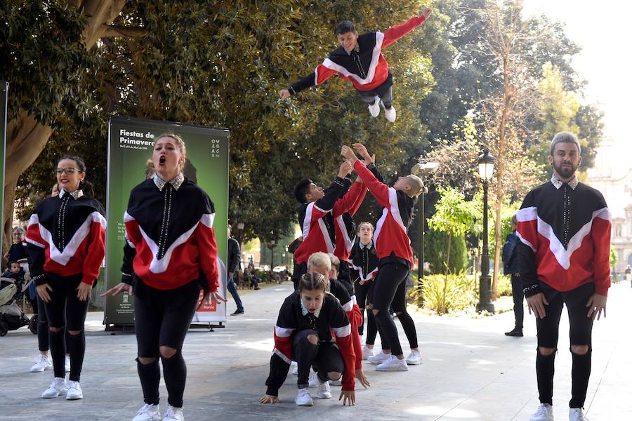 El alcalde de Murcia, José Ballesta, junto al concejal de Promoción Económica, Cultura y Programas Europeos, Jesús Pacheco, y miembros de la Corporación municipal, presentó este martes el cartel de las Fiestas de Primavera 2018 que, “por primera vez en la historia, tendrá como imagen el rostro de vecinos del municipio, murcianos de diferentes edades, barrios y pedanías, que protagonizan estos carteles que inundarán la ciudad para exaltar la belleza de la primavera murciana y nuestras raíces huertanas”, destacó José Ballesta.