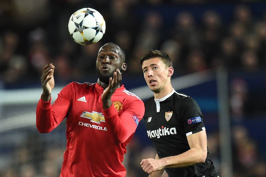 El Sevilla logró el pase a cuartos de final de la Liga de Campeones al imponerse por 1-2 al Manchester United en Old Trafford.