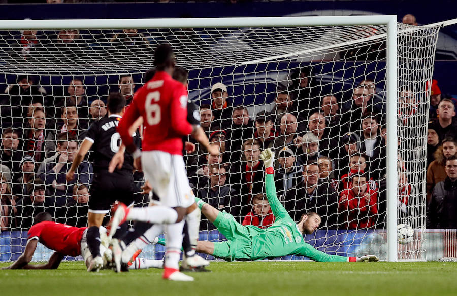 El Sevilla logró el pase a cuartos de final de la Liga de Campeones al imponerse por 1-2 al Manchester United en Old Trafford.