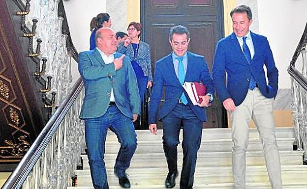 Pascual Lucas Díaz, Joaquín Hernández y Fulgencio Gil Jódar, ayer, en el Palacete de Huerto Ruano.