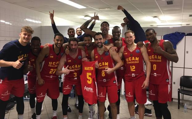 Los jugadores del UCAM celebran la victoria.