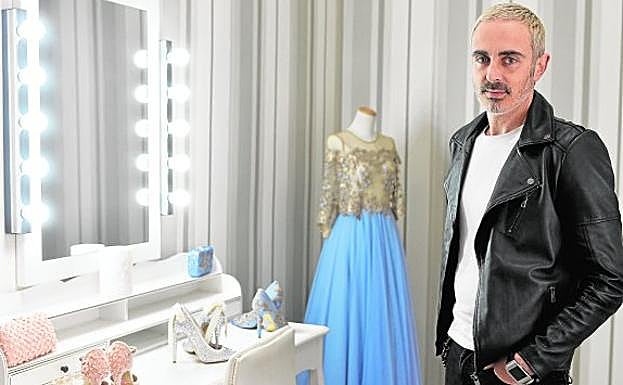 El diseñador murciano Fernando Aliaga, junto a algunas de sus creaciones.