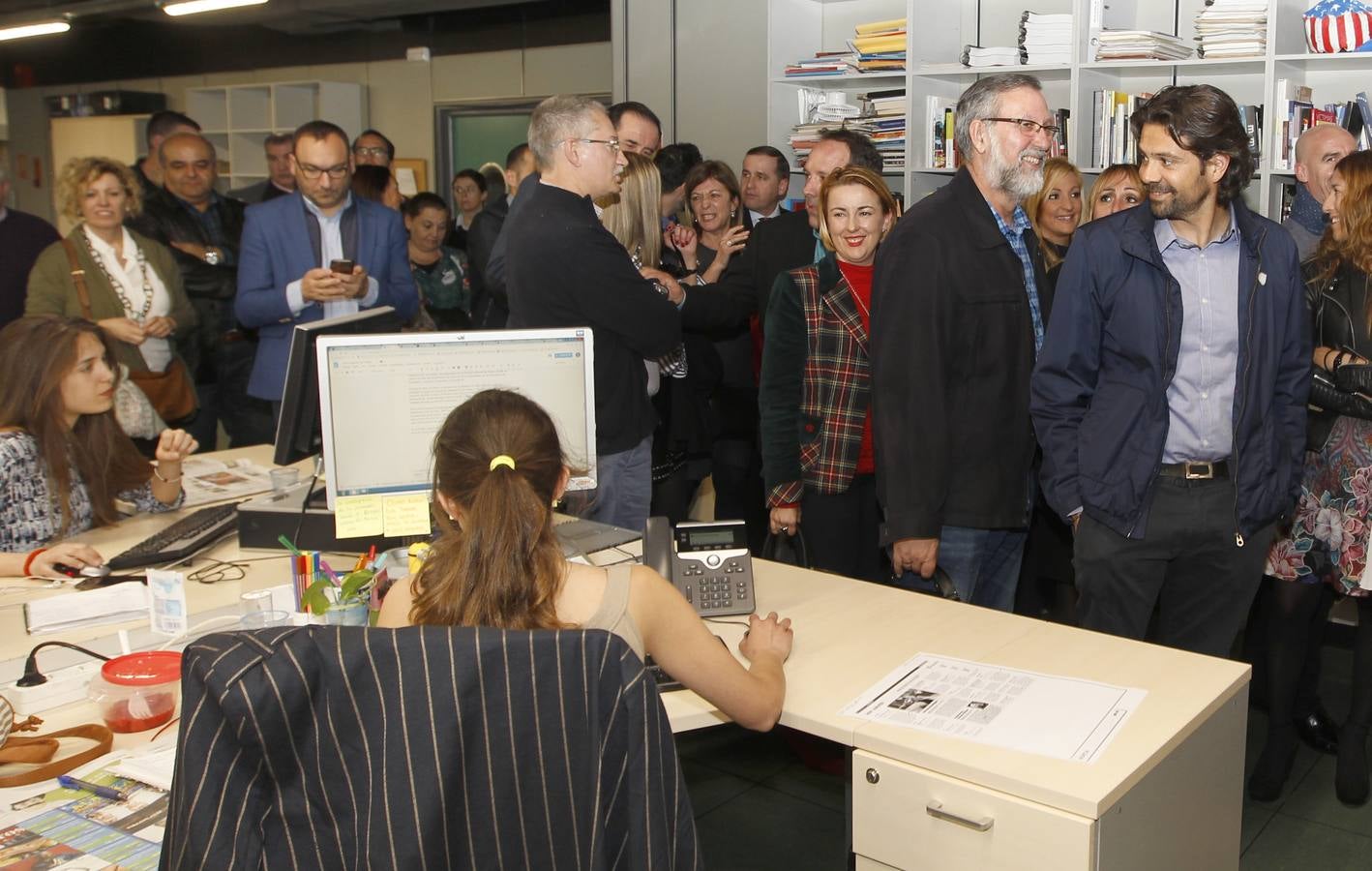 La novena edición del concurso, presentada ayer por la consejera en ‘La Verdad’, amplía el plazo de inscripción hasta el 22 de marzo