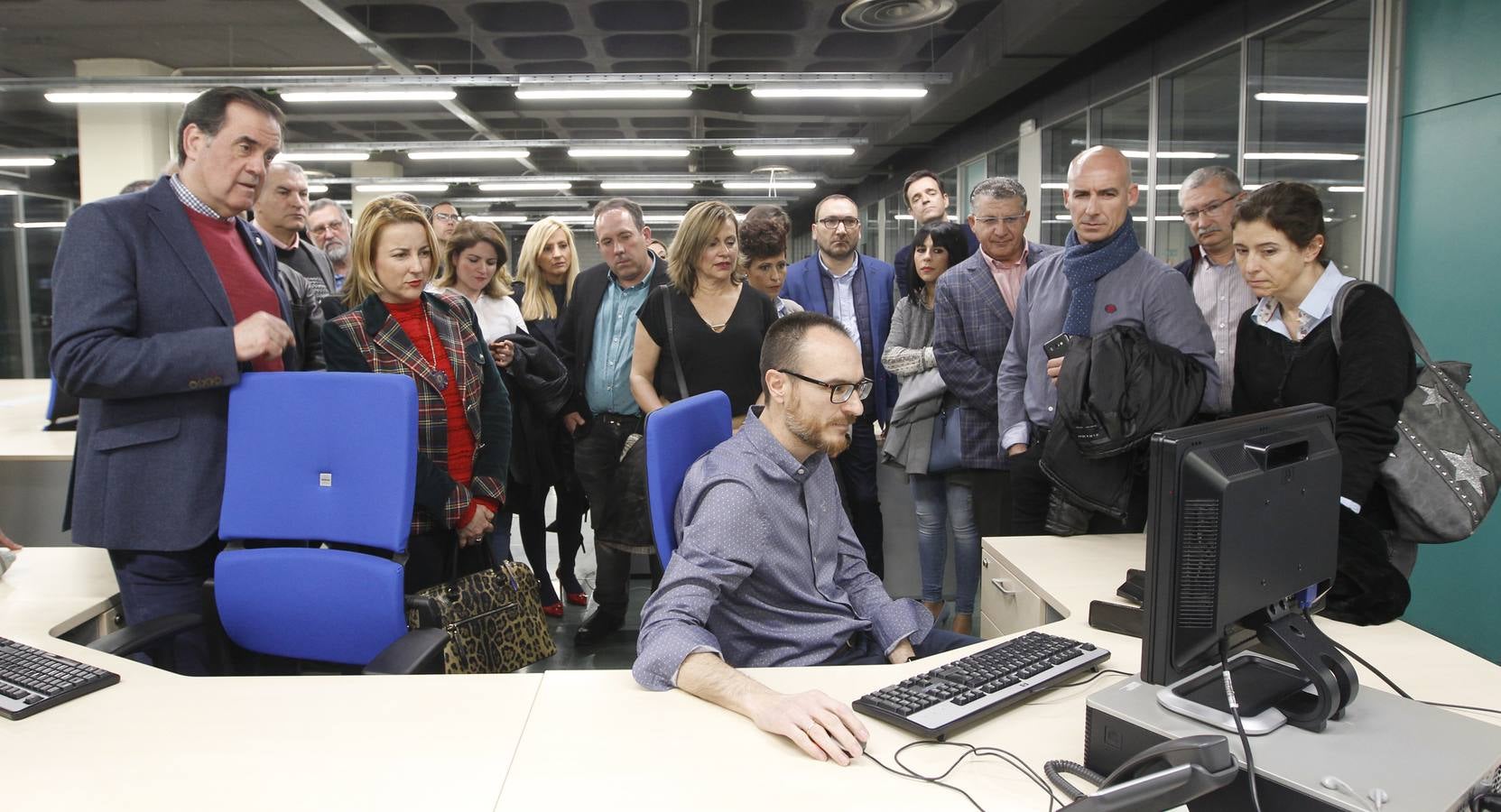 La novena edición del concurso, presentada ayer por la consejera en ‘La Verdad’, amplía el plazo de inscripción hasta el 22 de marzo