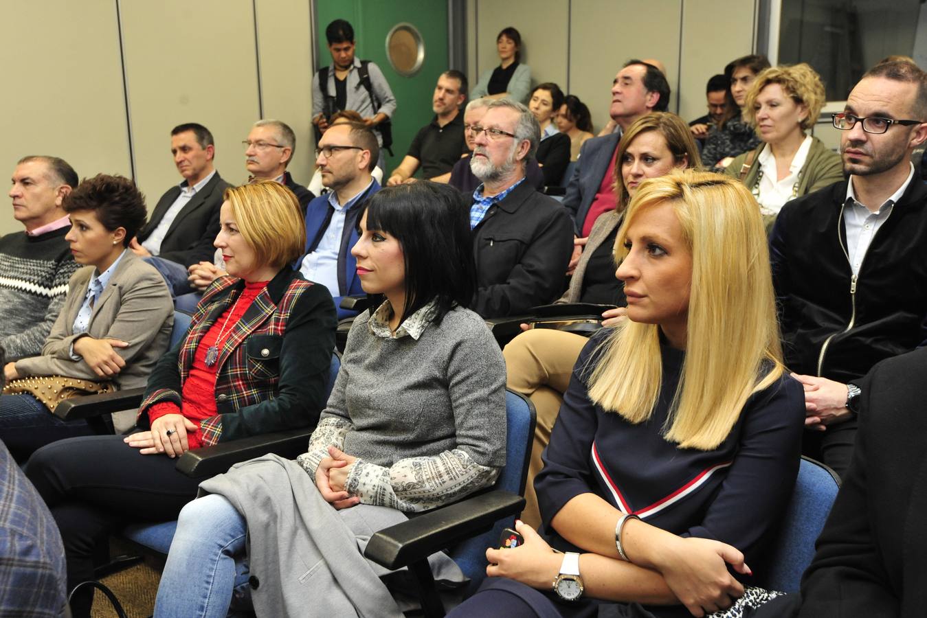 La novena edición del concurso, presentada ayer por la consejera en ‘La Verdad’, amplía el plazo de inscripción hasta el 22 de marzo