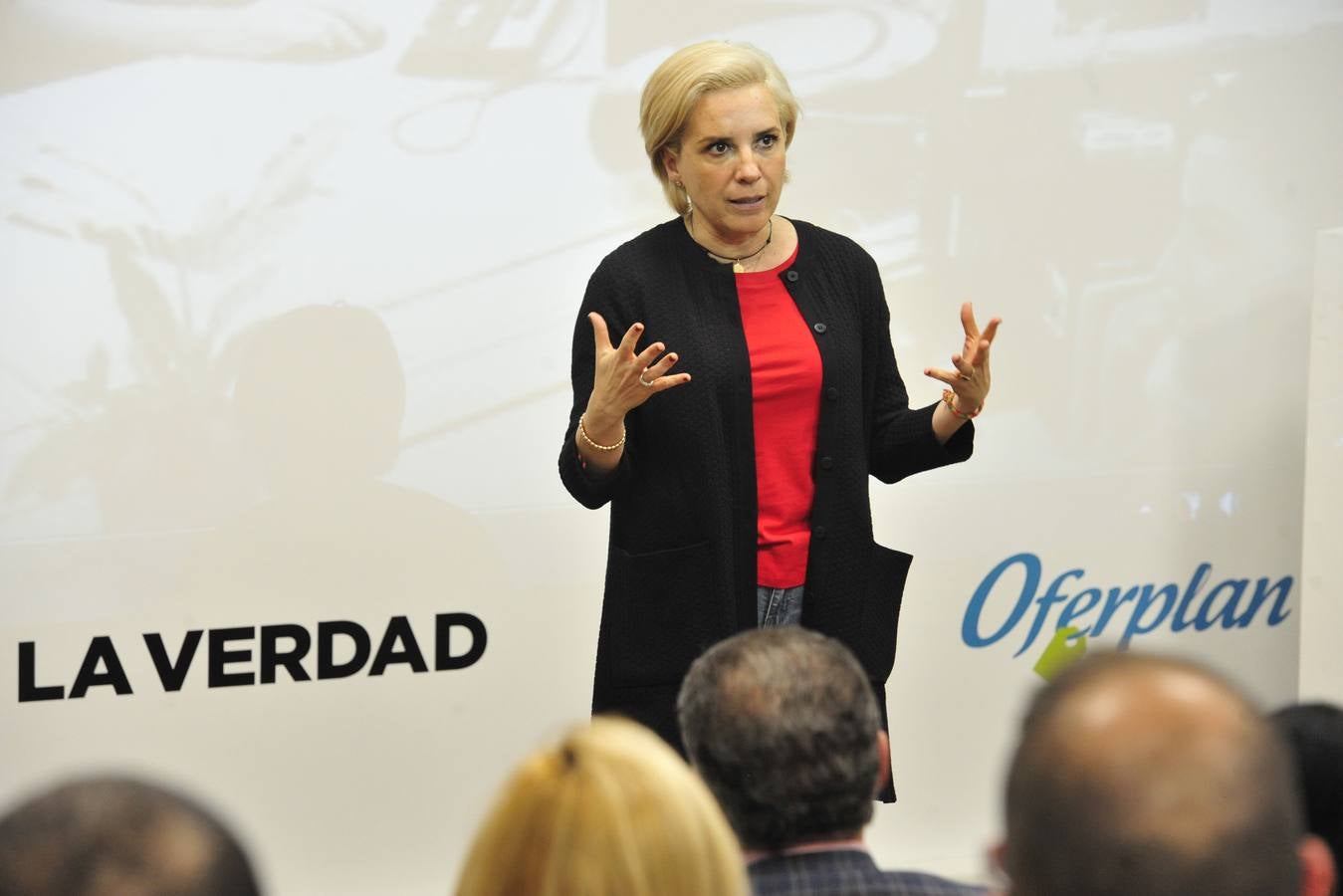 La novena edición del concurso, presentada ayer por la consejera en ‘La Verdad’, amplía el plazo de inscripción hasta el 22 de marzo