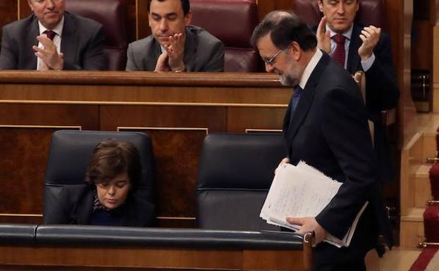 Rajoy (d), tras su intervención durante la sesión plenaria del Congreso. 