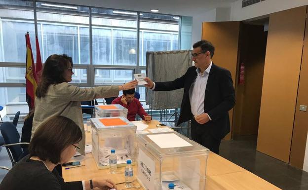 José Lujan, en la tarde de este jueves, votando en los comicios.