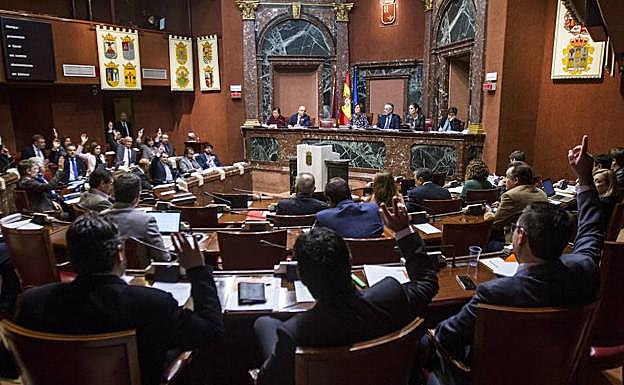 Votación en la Asamblea Regional, en una foto de archivo. 