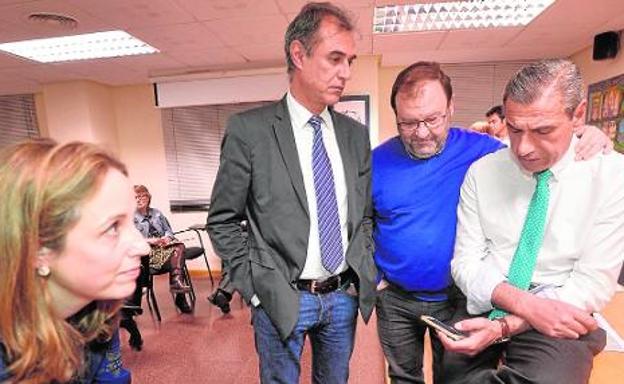 Pedro Lozano consulta su móvil, anoche, junto a Francisco de Asís Martínez, quien perdió en la primera vuelta de los comicios al Rectorado que dieron la victoria a José Orihuela.