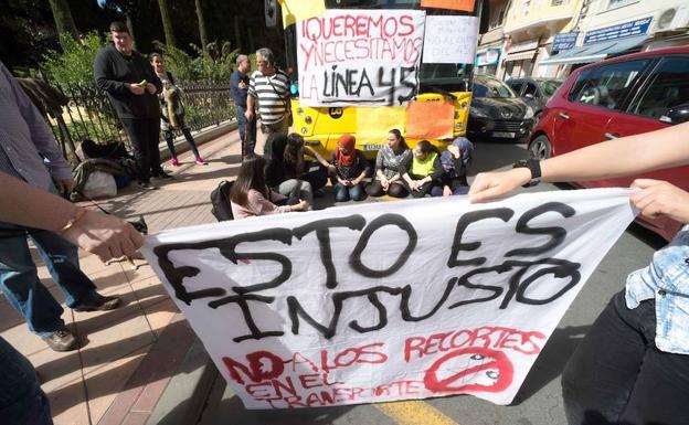 Protesta de usuarios para evitar el cierre de la línea 45 el pasado viernes. 