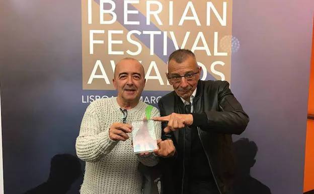 Paco Martín y José Luis Cegarra, con el premio otorgado a La Mar de Músicas. 