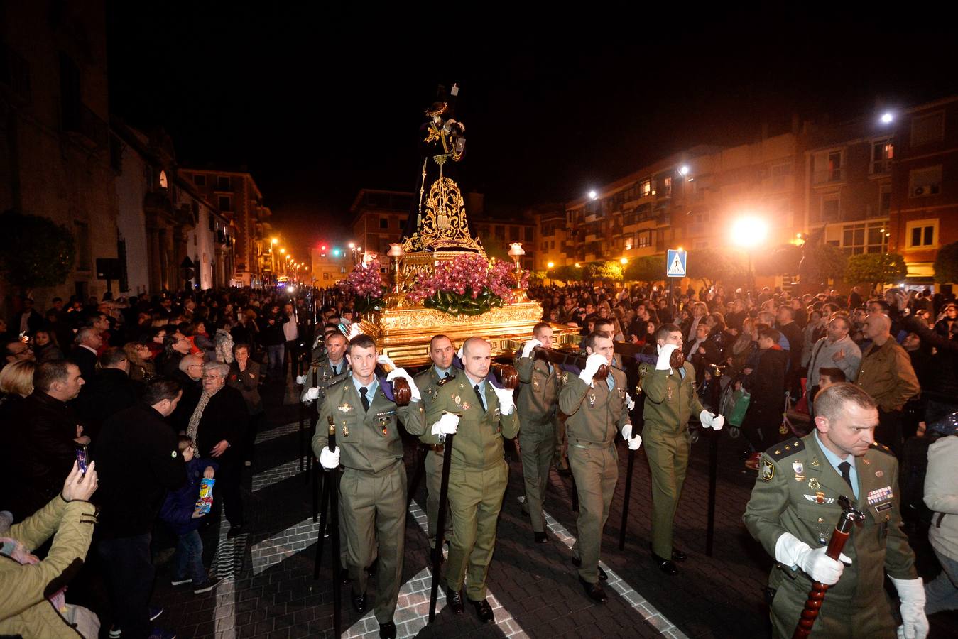 Una multitud de murcianos acompañó a la talla de Nuestro Padre Jesús durante el primer traslado de esta Semana Santa. 