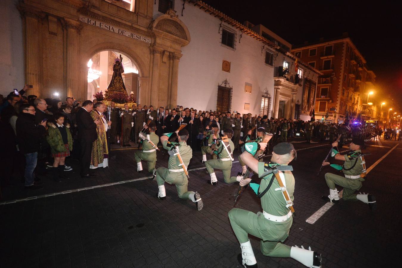 Una multitud de murcianos acompañó a la talla de Nuestro Padre Jesús durante el primer traslado de esta Semana Santa. 