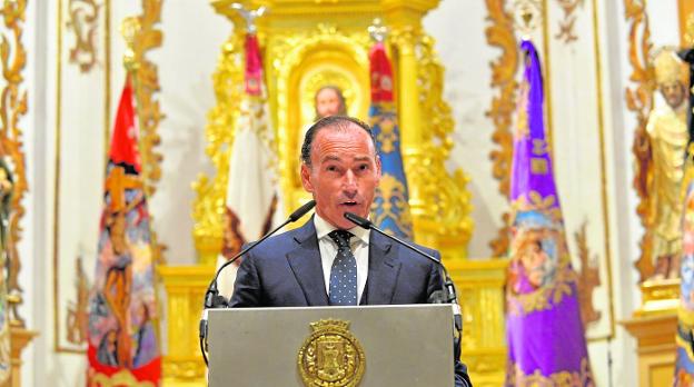 El diestro Pepín Liria, anoche, durante su pregón de los desfiles bíblicos pasionales, en la Colegiata de San Patricio.